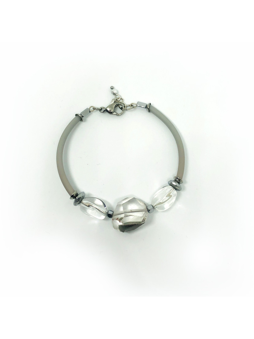 Light and very comfortable bracelet with rock crystals.