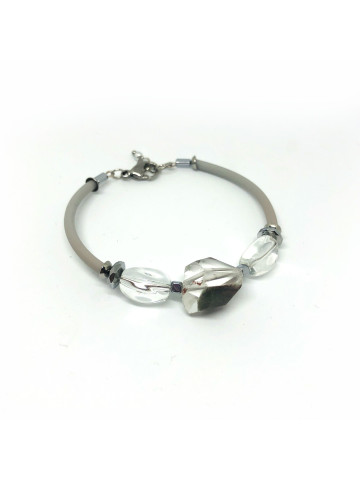 Light and very comfortable bracelet with rock crystals.