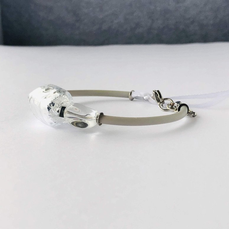 Bracelet with glass bead