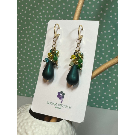 Kolczyki handmade w złotej oprawie z zieloną satynową kroplą