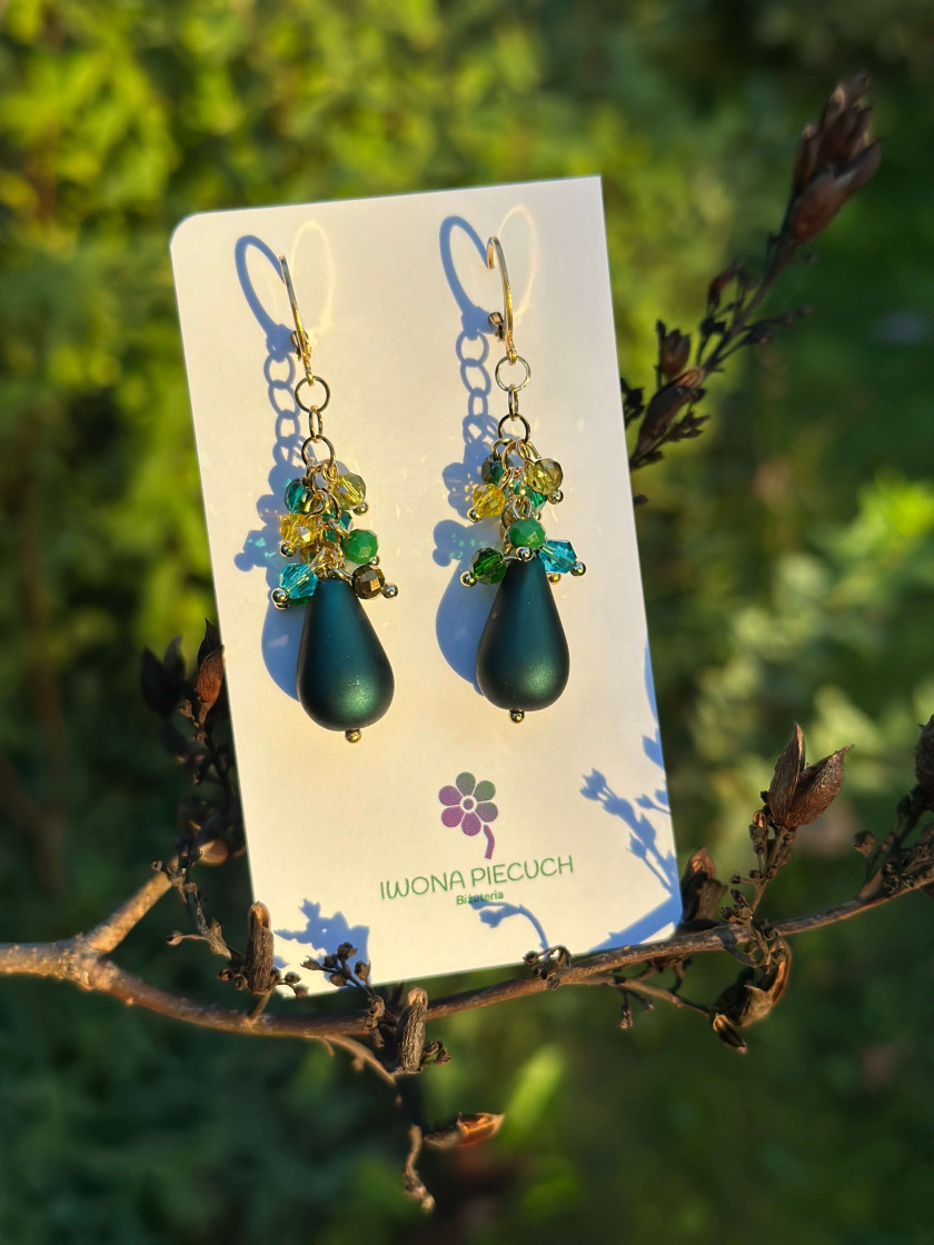 Kolczyki handmade w złotej oprawie z zieloną satynową kroplą