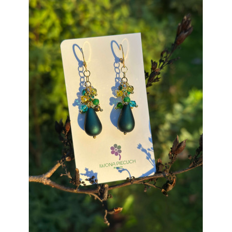 Kolczyki handmade w złotej oprawie z zieloną satynową kroplą