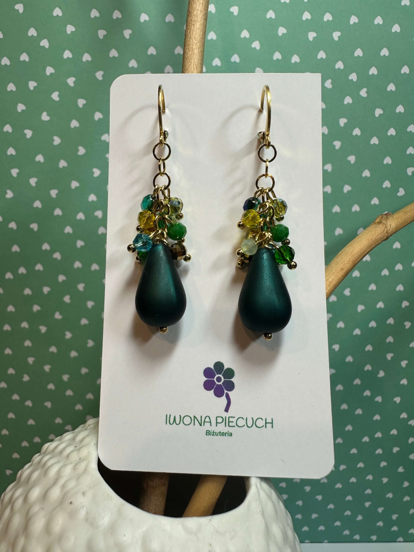Kolczyki handmade w złotej oprawie z zieloną satynową kroplą