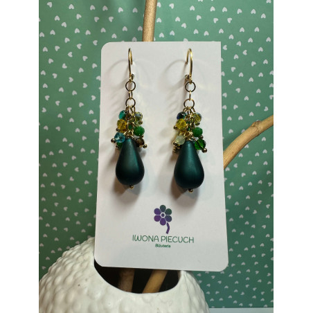 Kolczyki handmade w złotej oprawie z zieloną satynową kroplą