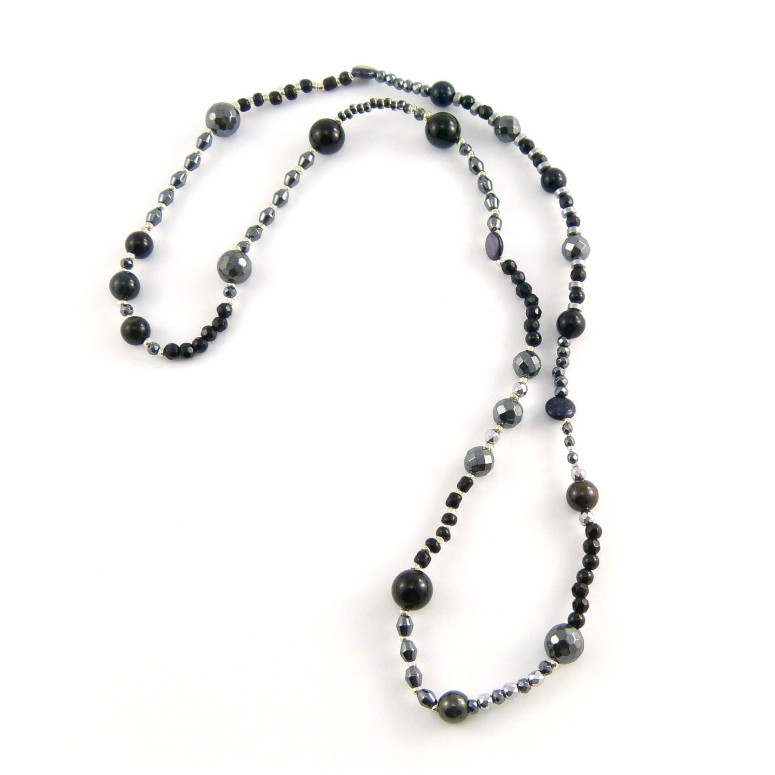 Necklace with onyx stones
